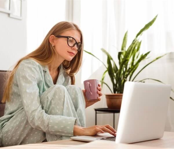 Women talking to a doctor on a computer